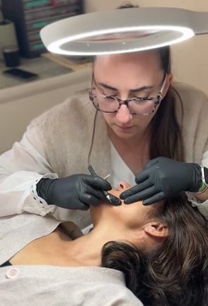 Épilation définitive des poils au menton dans les Landes, proche de Dax. Technique d'épilation poil par poil, appelée aussi épilation électrique.